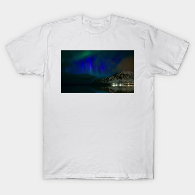 Northern lights, Skagsanden beach, Lofoten Islands, Norway (F021/4324) T-Shirt by SciencePhoto